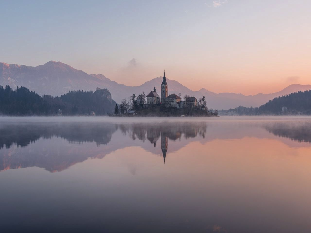 Ruksak ispražnjen i sortiran na ravnom kamenu